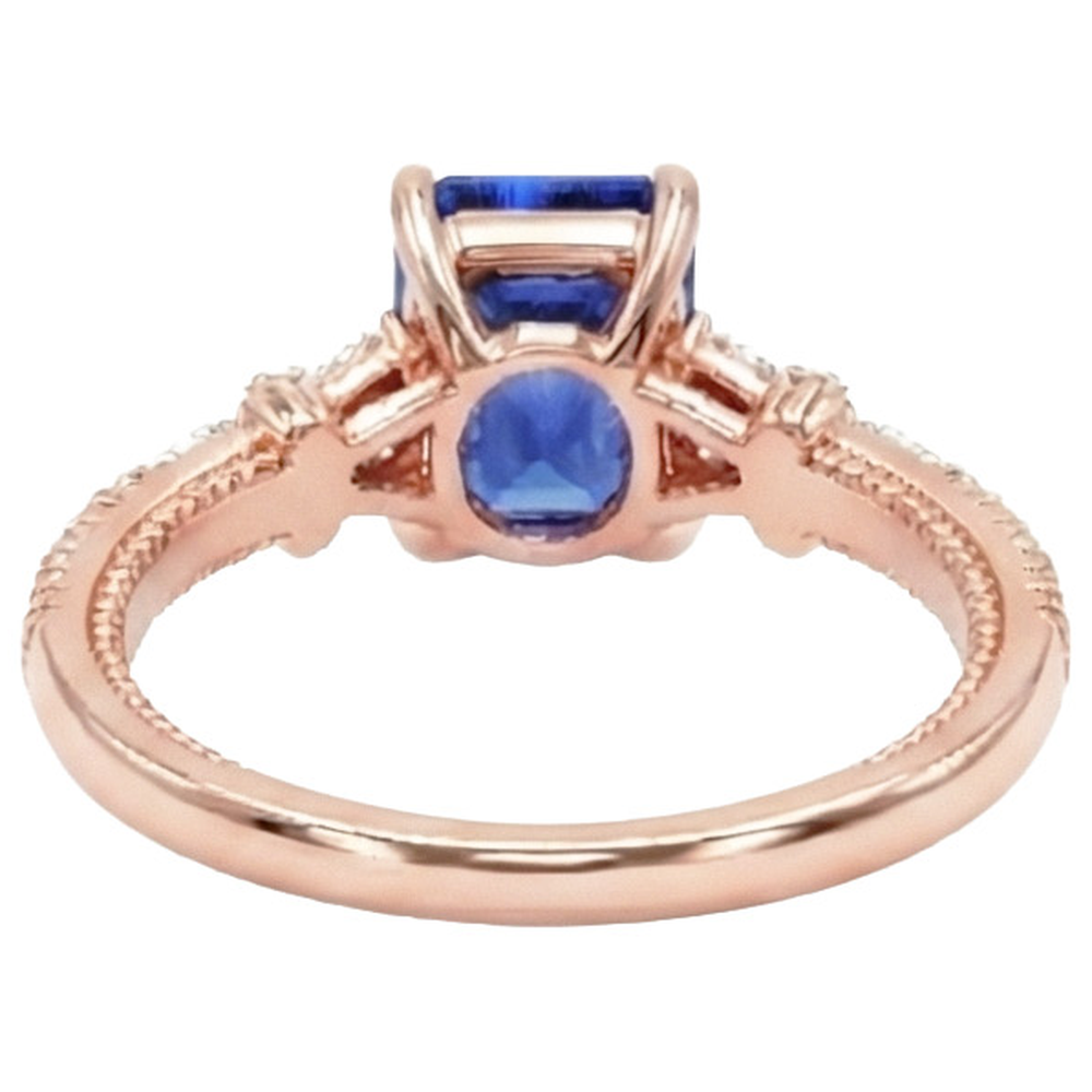 Anello con pavé di diamanti in oro rosa con zaffiro blu radiante 4 carati