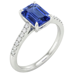 Anello con pavé di diamanti. smeraldo. zaffiro di Ceylon. oro bianco. 3.50 carati