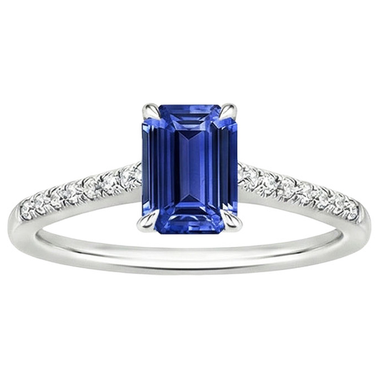 Anello con pavé di diamanti. smeraldo. zaffiro di Ceylon. oro bianco. 3.50 carati