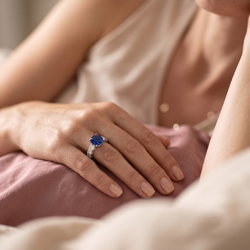 Anello con pietra preziosa blu zaffiro cuscino rotondo diamante 3 carati oro bianco