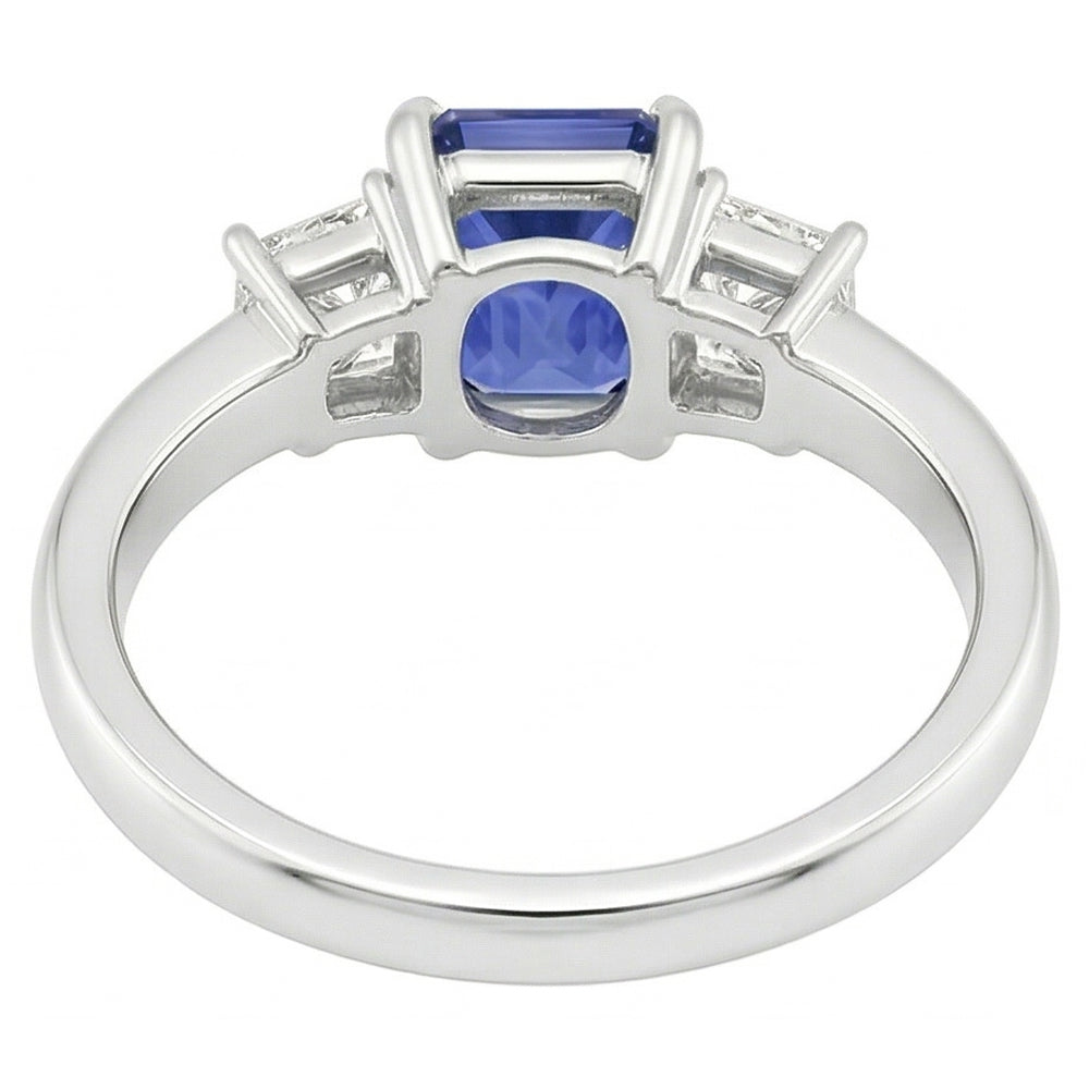 Anello con pietra preziosa di zaffiro da 2,50 carati e gioielli di diamanti 3 pietre trapezoidali