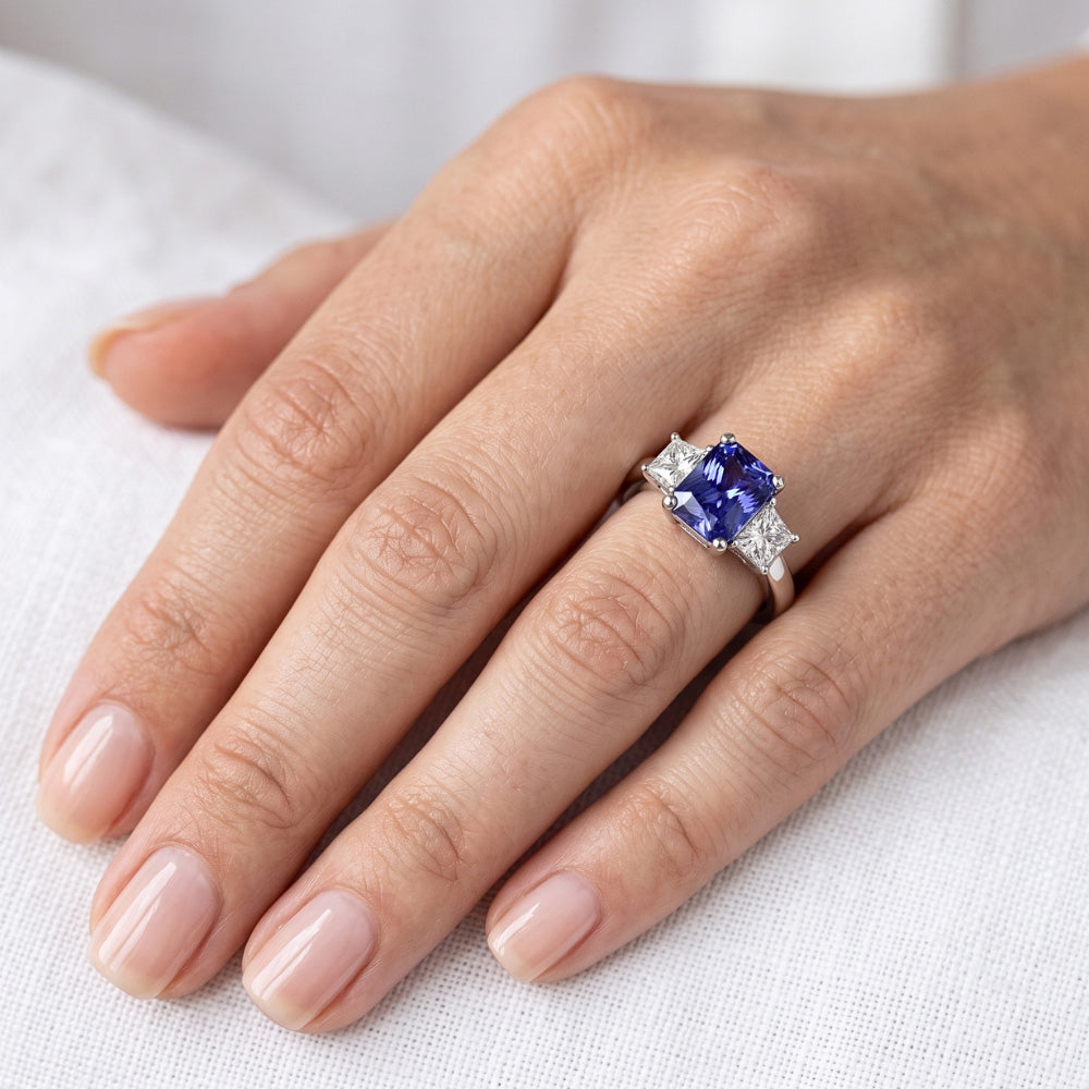 Anello con pietra preziosa di zaffiro da 2,50 carati e gioielli di diamanti 3 pietre trapezoidali