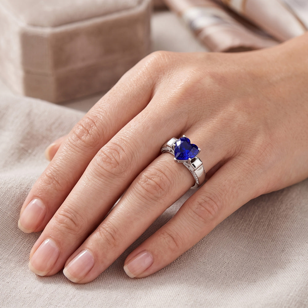 Anello con pietre preziose a taglio cuore. zaffiro dello Sri Lanka. diamanti da 4 carati