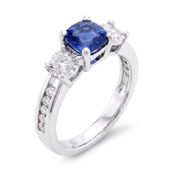 Anello con pietre preziose con zaffiro Cuscino rotondo con diamanti a 2 carati, 3 pietre in stile con oro bianco 14K