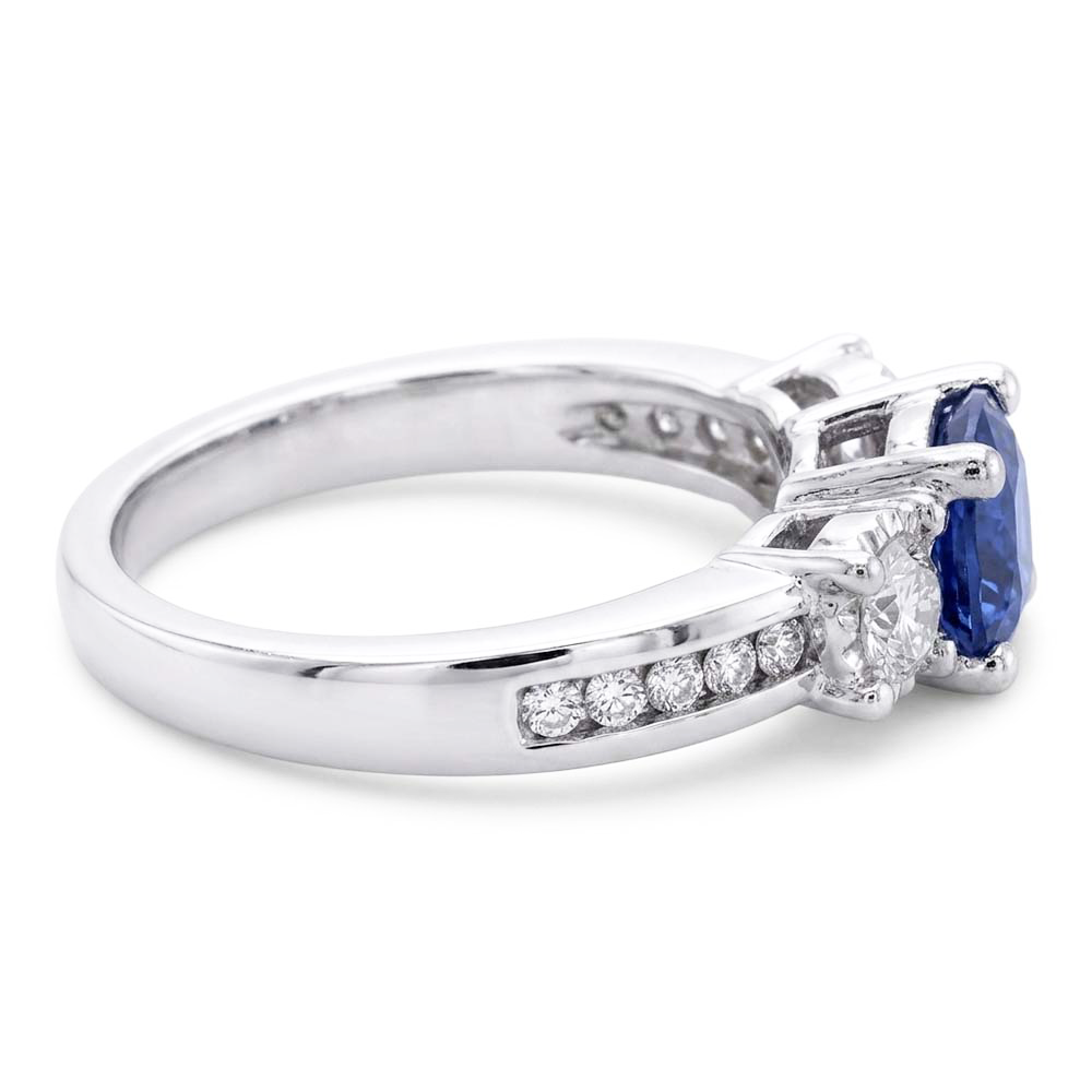 Anello con pietre preziose con zaffiro Cuscino rotondo con diamanti a 2 carati, 3 pietre in stile con oro bianco 14K