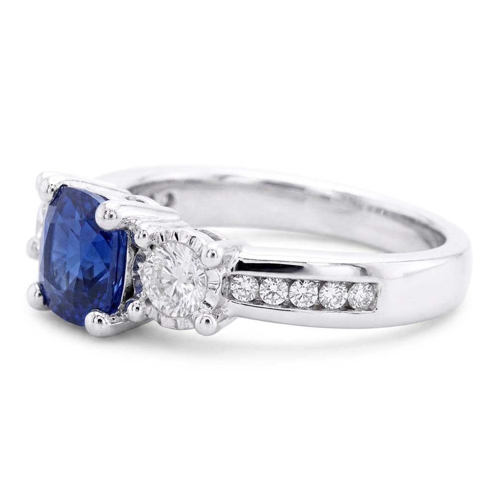 Anello con pietre preziose con zaffiro Cuscino rotondo con diamanti a 2 carati, 3 pietre in stile con oro bianco 14K