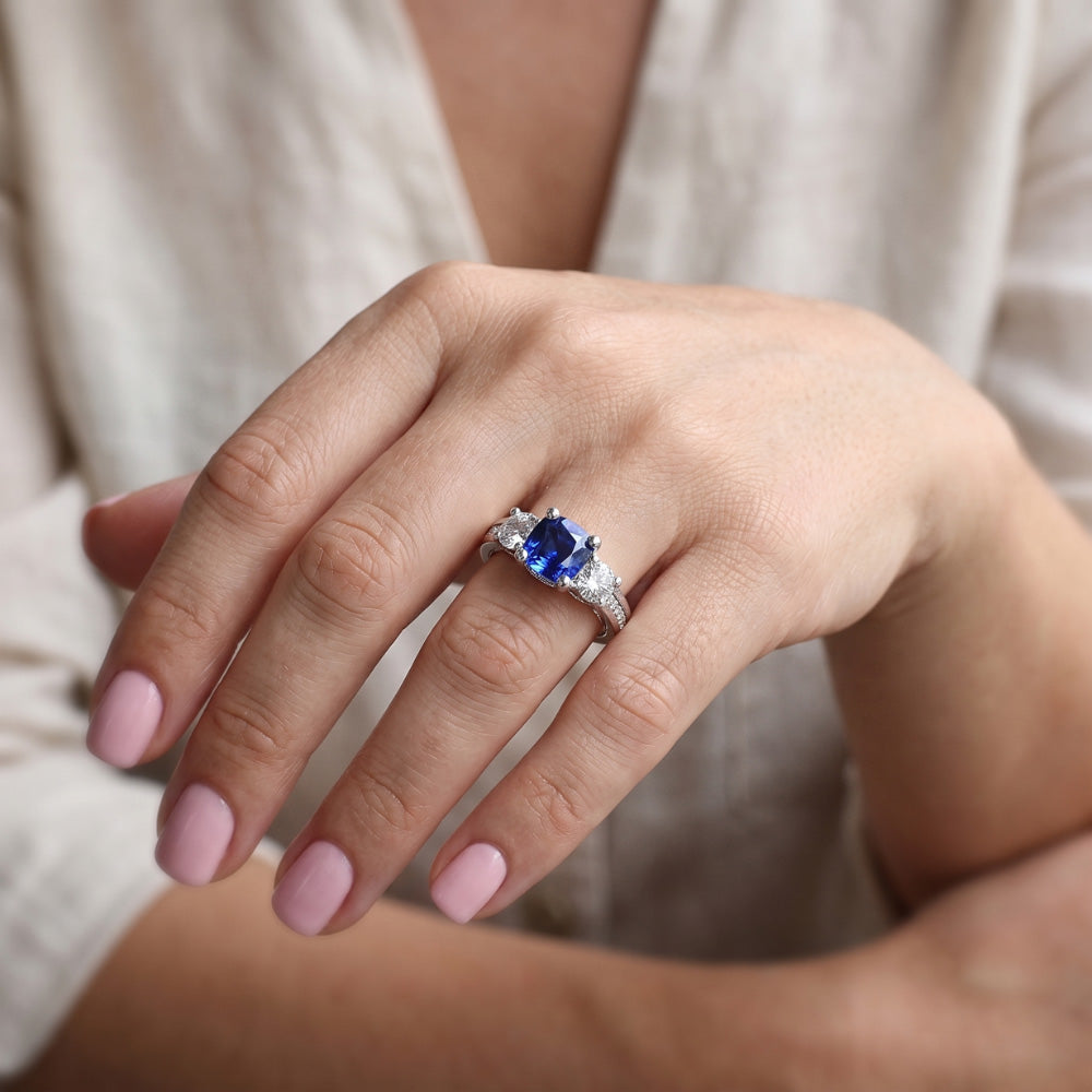 Anello con pietre preziose con zaffiro Cuscino rotondo con diamanti a 2 carati, 3 pietre in stile con oro bianco 14K