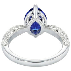 Anello con pietre preziose in filigrana con stelo in zaffiro di Ceylon a 2 carati e diamanti in oro bianco 14K