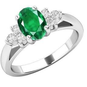 Anello con pietre preziose in oro bianco 14 kt con diamanti e Verde smeraldo. 3.10 carati