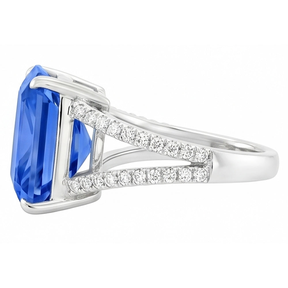 Anello con pietre preziose. zaffiro blu radiante con gambo diviso. diamante rotondo 5 carati