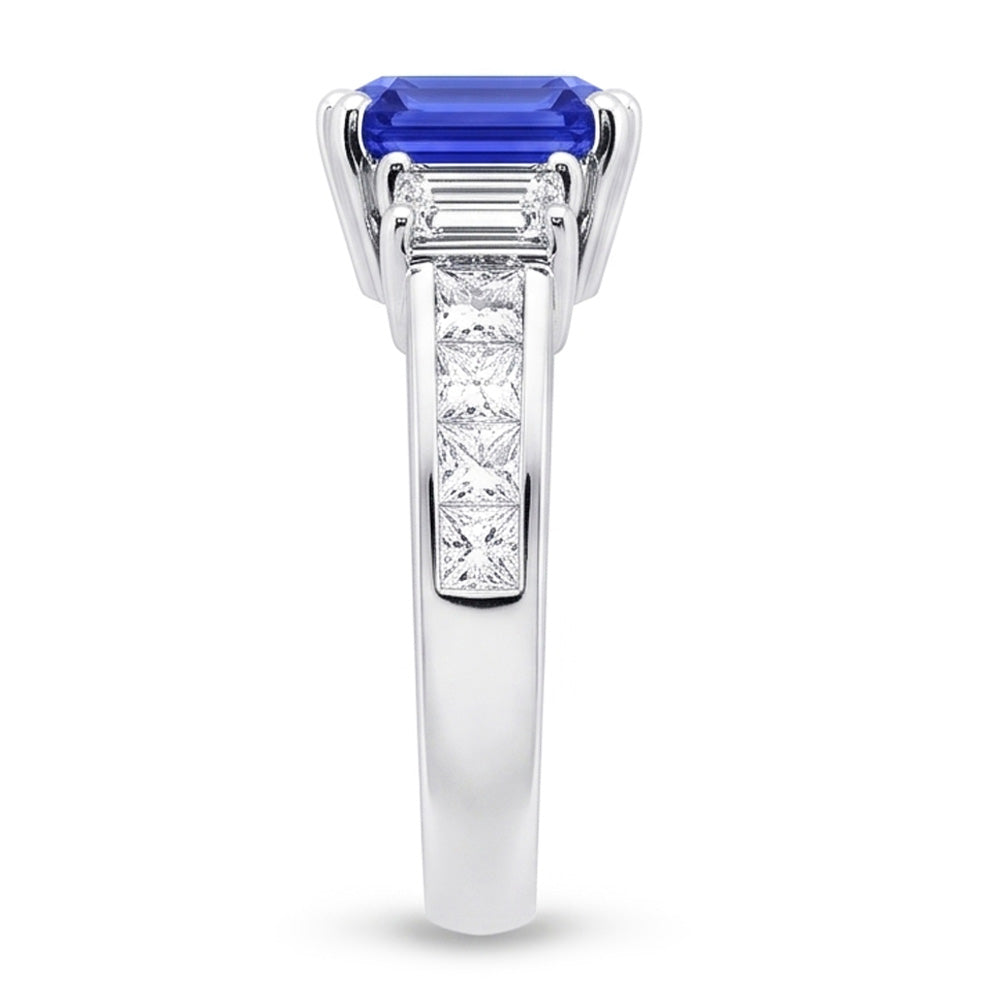 Anello con smeraldo. diamante e zaffiro. 3 pietre stile 4.50 carati. set di canali