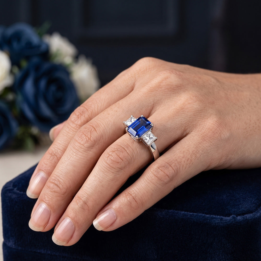 Anello con smeraldo zaffiro Ceylon 3,05 carati e diamanti tre pietre in oro bianco 14K