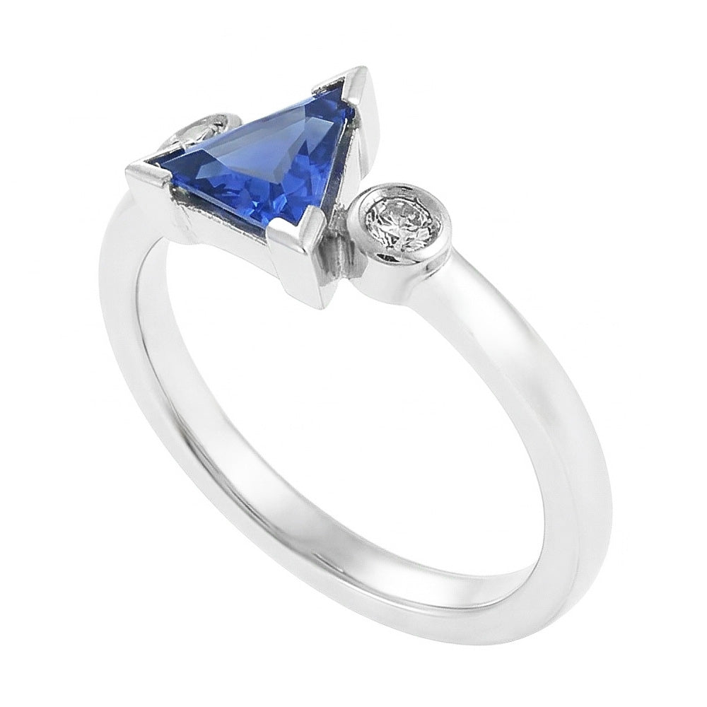 Anello con tre pietre Trillion V Prong Ceylon Sapphire 1,25 con oro bianco 14K