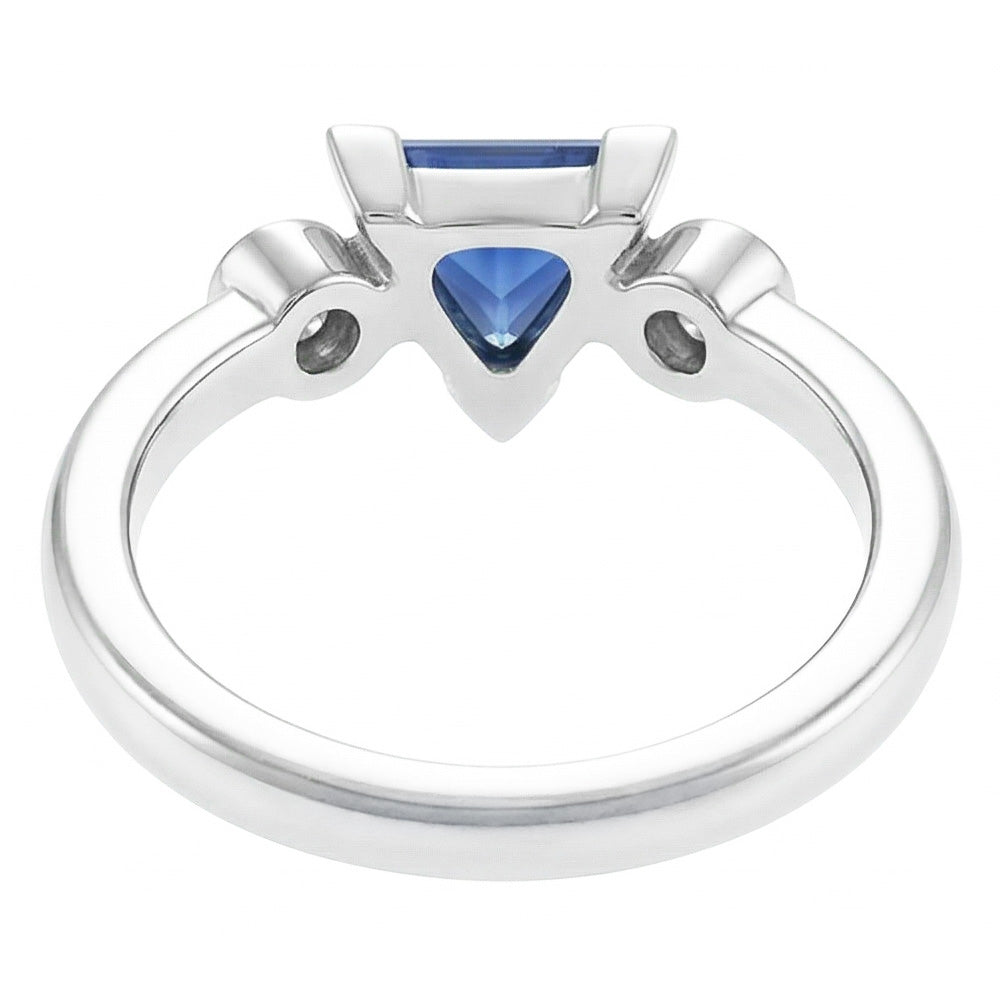 Anello con tre pietre Trillion V Prong Ceylon Sapphire 1,25 con oro bianco 14K