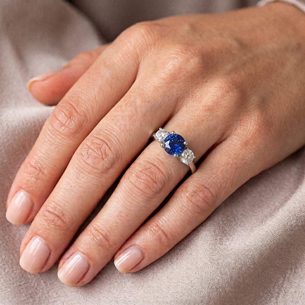 Anello con tre pietre da 2 carati con zaffiro blu naturale rotondo e diamanti
