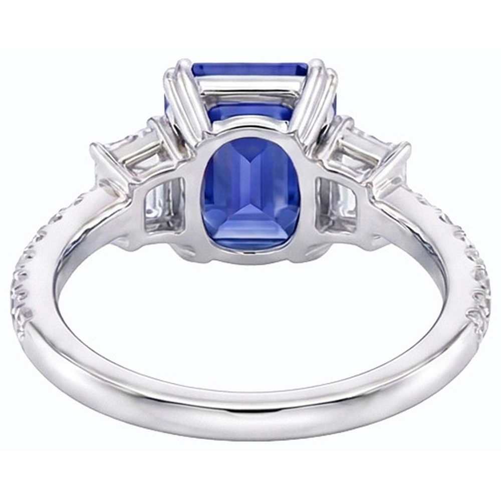 Anello con tre pietre di smeraldo e zaffiro blu e pavé di diamanti 3 carati