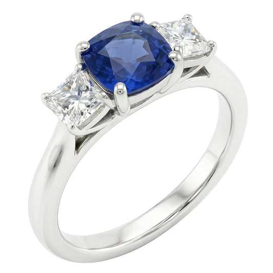 Anello con tre pietre di zaffiro blu e diamanti a cuscino 2 carati in oro 14K