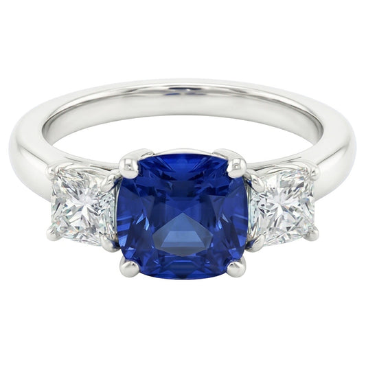 Anello con tre pietre di zaffiro blu e diamanti a cuscino 2 carati in oro 14K