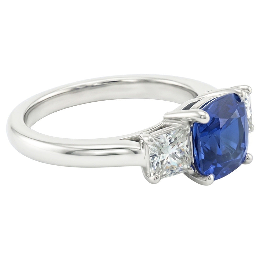 Anello con tre pietre di zaffiro blu e diamanti a cuscino 2 carati in oro 14K