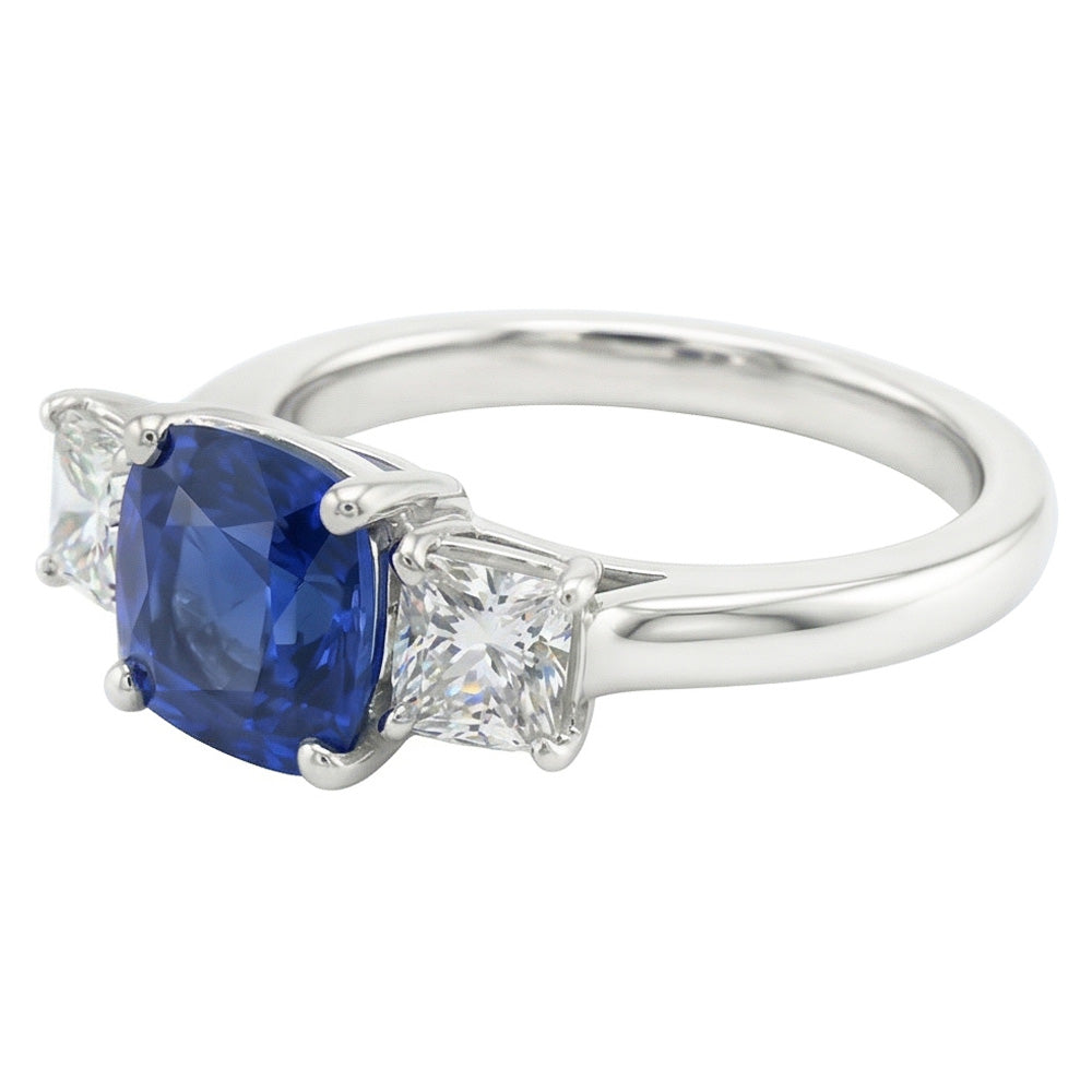 Anello con tre pietre di zaffiro blu e diamanti a cuscino 2 carati in oro 14K