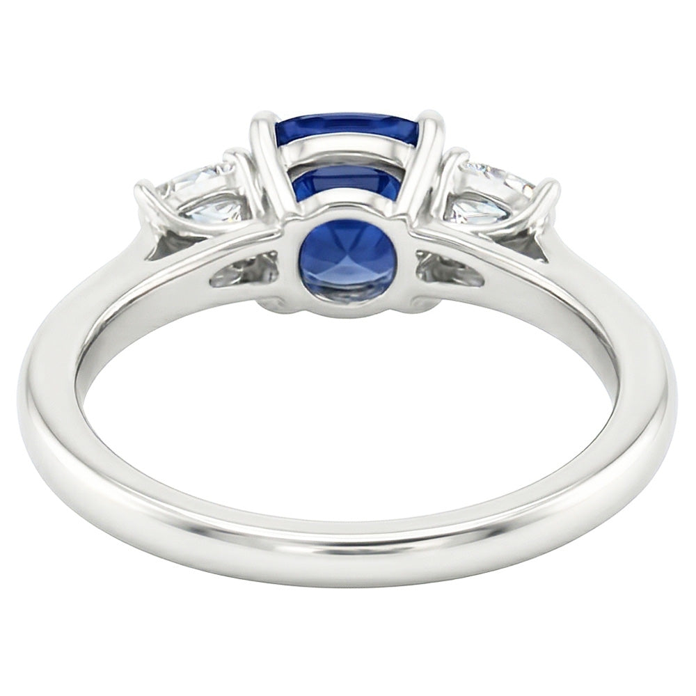 Anello con tre pietre di zaffiro blu e diamanti a cuscino 2 carati in oro 14K