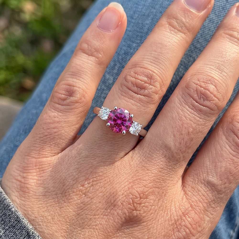 Anello con tre pietre di zaffiro rosa taglio rotondo da 2.50 carati oro bianco 14K