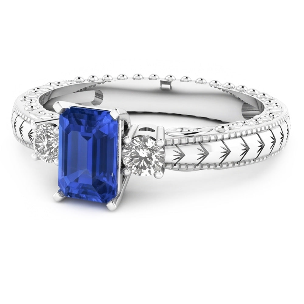 Anello con tre pietre in stile antico con smeraldo dello Sri Lanka e zaffiro 1.75 carati