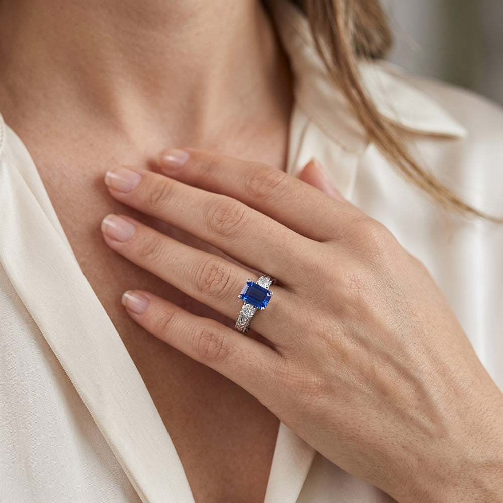Anello con tre pietre in stile antico con smeraldo dello Sri Lanka e zaffiro 1.75 carati