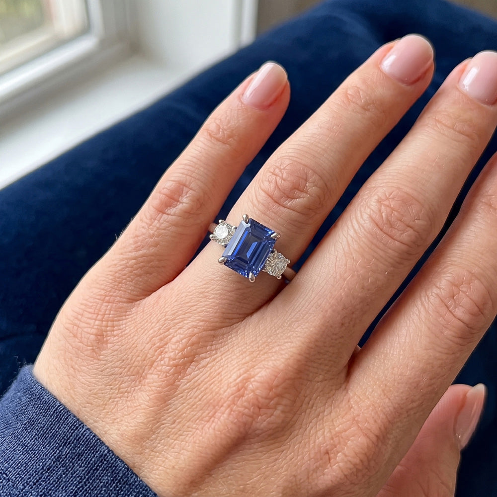 Anello con tre pietre preziose. diamante rotondo e zaffiro di Ceylon 3.50 carati
