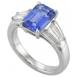 Anello con tre pietre preziose. zaffiro blu smeraldo e diamanti 3.50 carati