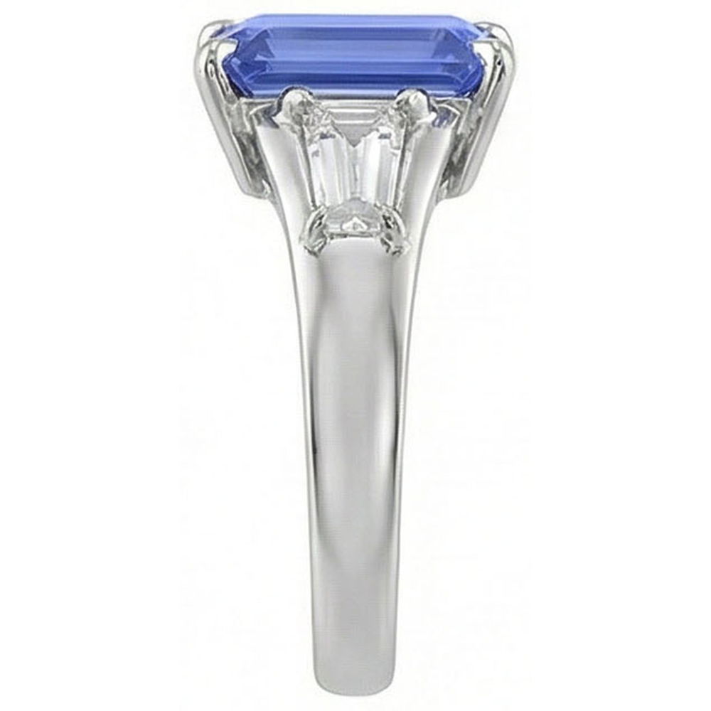 Anello con tre pietre preziose. zaffiro blu smeraldo e diamanti 3.50 carati