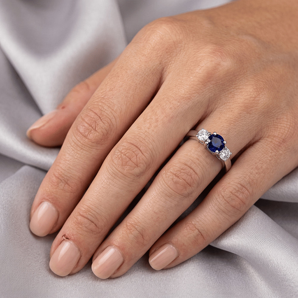 Anello con tre pietre tonde con diamanti da 1,50 carati con zaffiro di Ceylon e Oro Bianco 14K