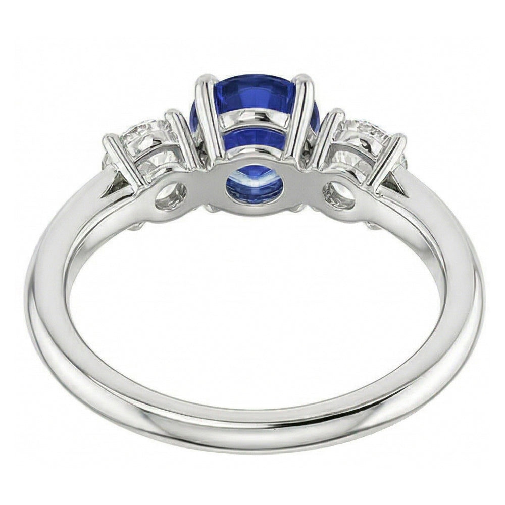 Anello con tre pietre tonde con zaffiri blu e diamanti da 1,50 carati e Oro Bianco 14K
