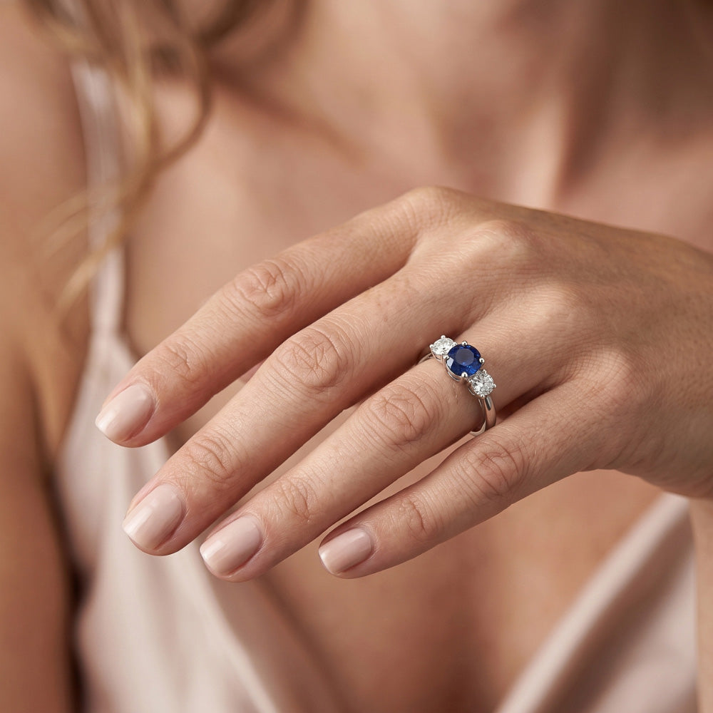 Anello con tre pietre tonde con zaffiri blu e diamanti da 1,50 carati e Oro Bianco 14K