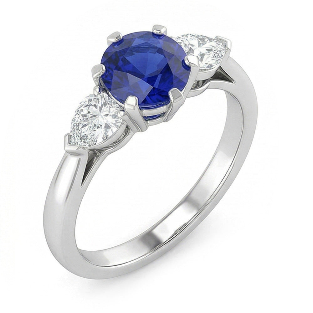 Anello con tre pietre tonde di zaffiro blu e diamanti a forma di pera 1,25 carati con Oro Bianco 14K