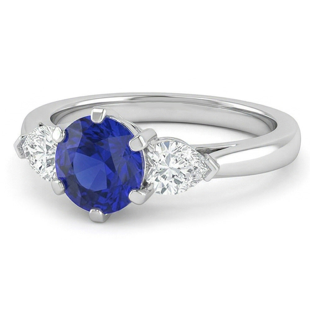 Anello con tre pietre tonde di zaffiro blu e diamanti a forma di pera 1,25 carati con Oro Bianco 14K