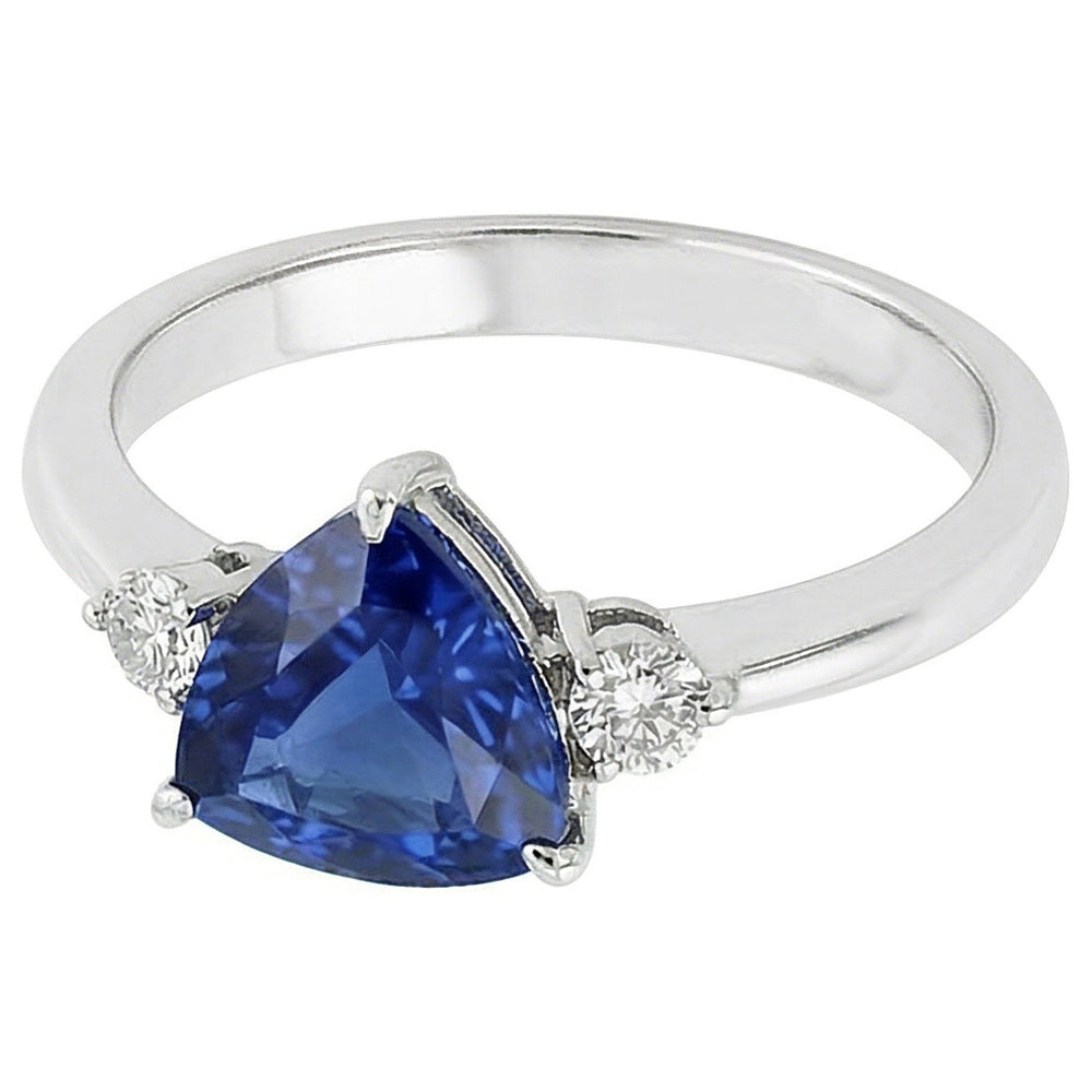 Anello con tre pietre trilioni di zaffiri di Ceylon 2.25 carati di diamanti rotondi