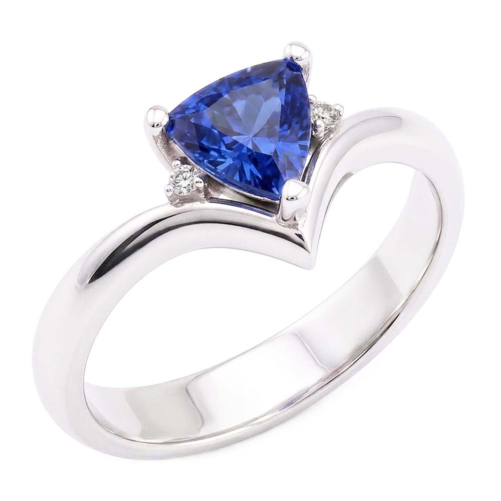 Anello con tre trilioni di pietre di zaffiri e diamanti. 1,25 carati. stile cuore e oro bianco 14K