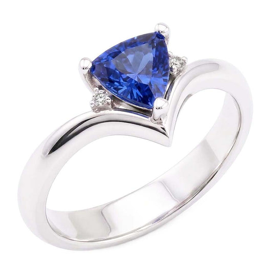 Anello con tre trilioni di pietre di zaffiri e diamanti. 1,25 carati. stile cuore e oro bianco 14K