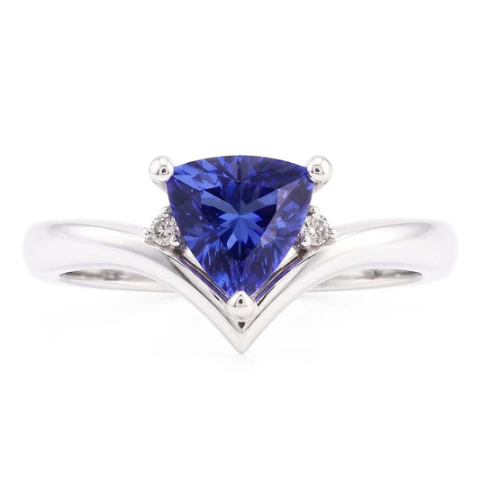 Anello con tre trilioni di pietre di zaffiri e diamanti. 1,25 carati. stile cuore e oro bianco 14K