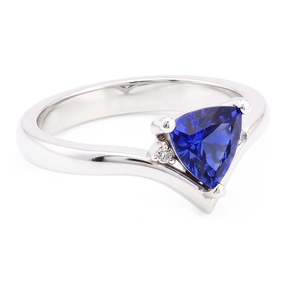 Anello con tre trilioni di pietre di zaffiri e diamanti. 1,25 carati. stile cuore e oro bianco 14K
