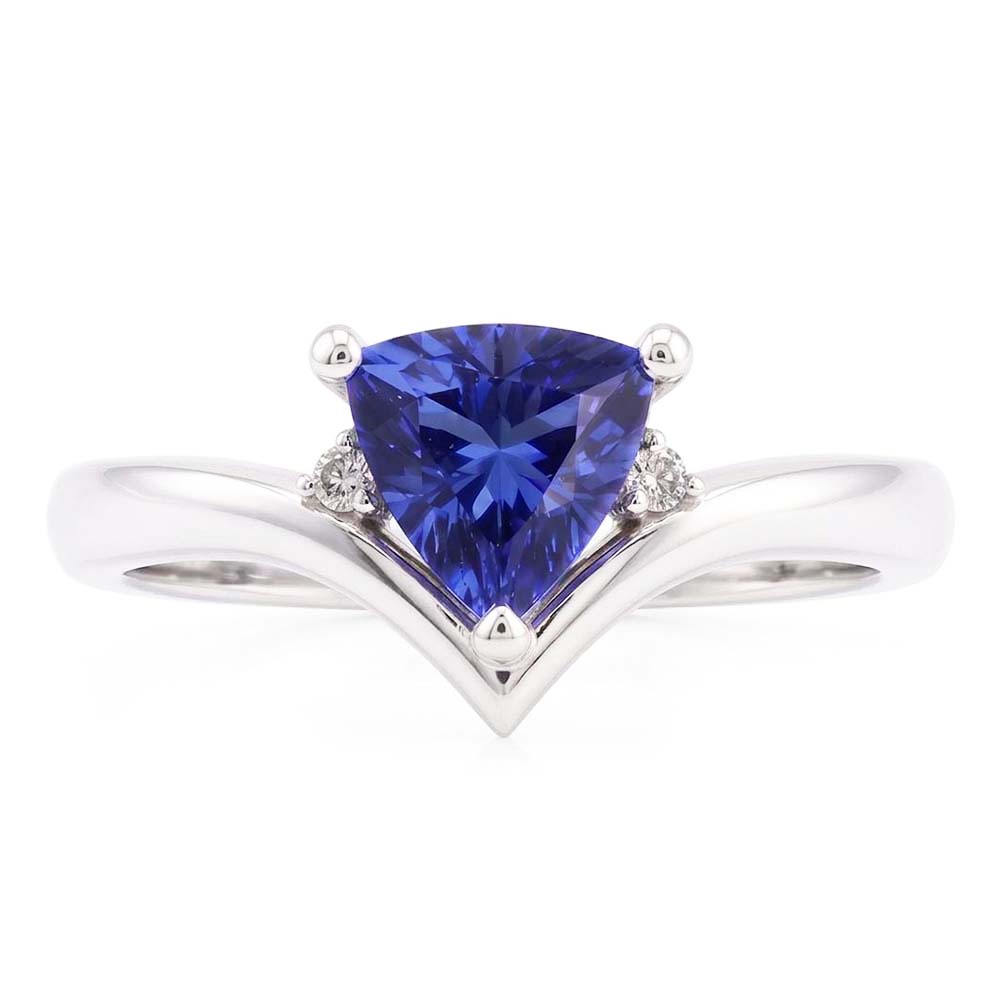 Anello con tre trilioni di pietre di zaffiri e diamanti. 1,25 carati. stile cuore e oro bianco 14K