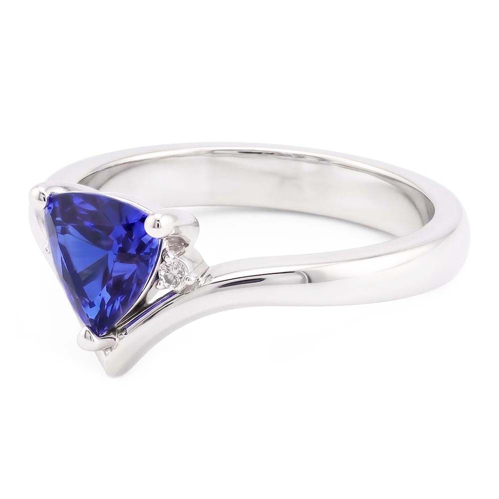Anello con tre trilioni di pietre di zaffiri e diamanti. 1,25 carati. stile cuore e oro bianco 14K
