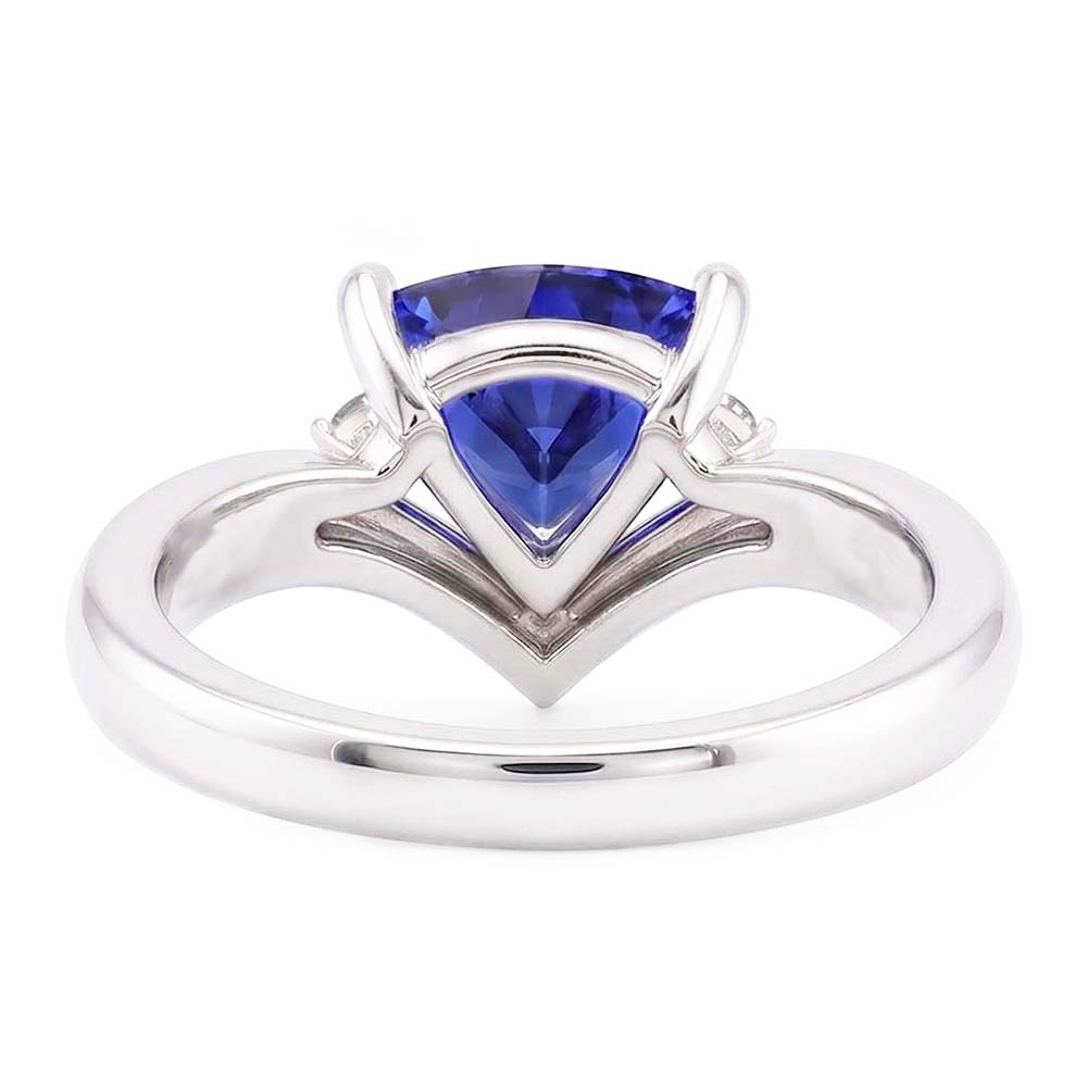 Anello con tre trilioni di pietre di zaffiri e diamanti. 1,25 carati. stile cuore e oro bianco 14K