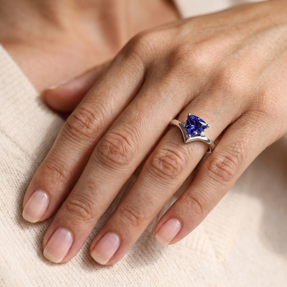 Anello con tre trilioni di pietre di zaffiri e diamanti. 1,25 carati. stile cuore e oro bianco 14K