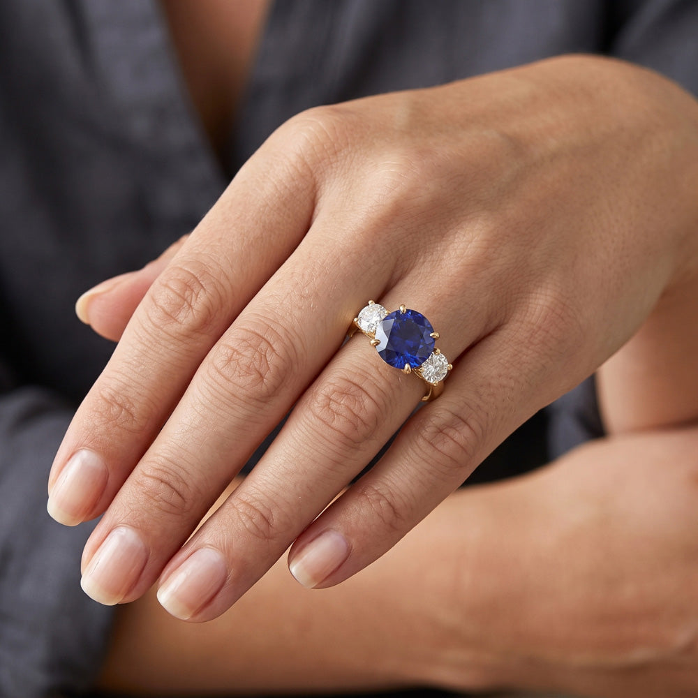 Anello con zaffiri blu 5 carati e diamanti con tre pietre tonde