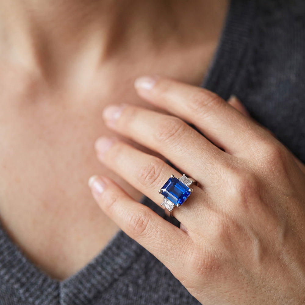 Anello con zaffiri blu Radiant 3 carati e diamanti Princess in oro bianco 14K