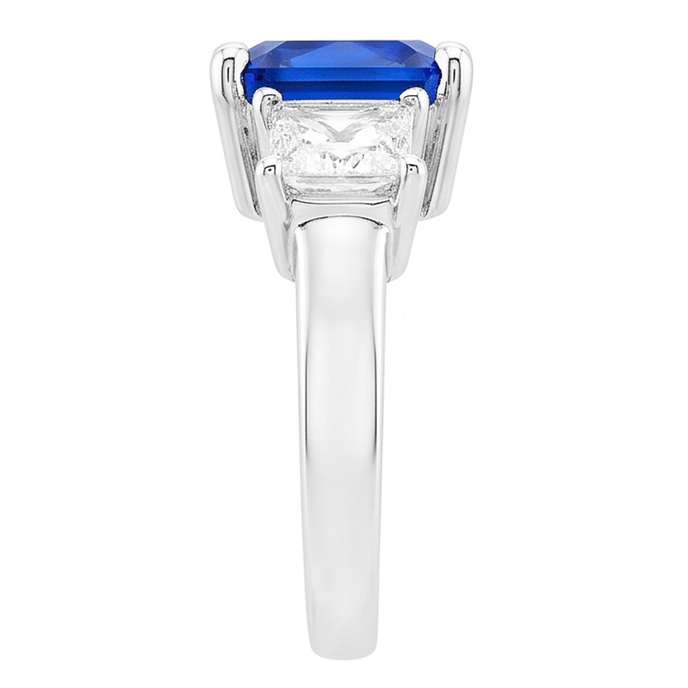Anello con zaffiri blu Radiant 3 carati e diamanti Princess in oro bianco 14K