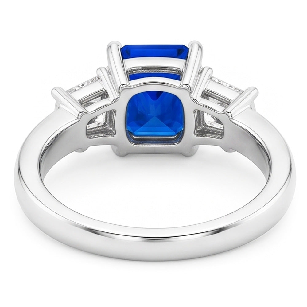 Anello con zaffiri blu Radiant 3 carati e diamanti Princess in oro bianco 14K