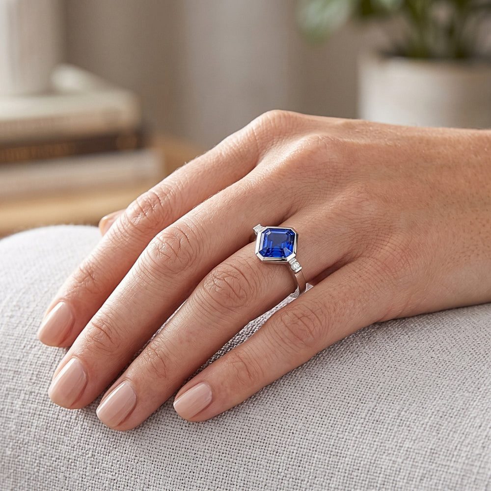 Anello con zaffiro Asscher 2,75 carati lunetta con 3 pietre e barretta in oro bianco 14K